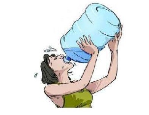 水必不可少，但是這6類人不易過量喝水！